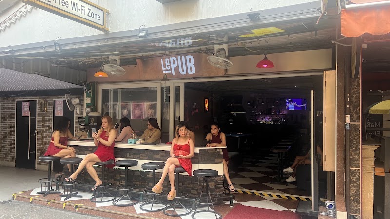 Le Pub, Moo 10